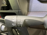 レバー上に各種表示が配置され、操作内容を確認しやすい設計です。日常の運転で使う機能が手元にまとまり、天候や状況に応じた操作を行いやすくなっています。