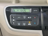 【オートエアコン】一度お好みの温度に設定すれば、車内の温度を検知し風量や温度を自動で調整。暑い&hellip;寒い&hellip;と何度もスイッチ操作をする必要はありません。快適な車内空間には必須の機能ですね♪