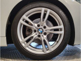 【BMWアロイホイル】軽量かつ強度に拘ったアロイホイル。走行性能ポテンシャルを引き出す設計。車の足元を引き締めてくれる大きなポイントはアロイホイルです。