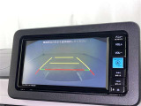 後方の見える安心をお届けするバックガイドモニター付:バックするときのアシストラインもあって楽々バック!車庫入れや縦列駐車をサポートし、苦手な駐車も安心です!今やもう手放せない装備ですネ♪