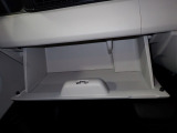 大型のグローBOXが装備されています。よく使うアイテムの収納に便利です、欲しい時にすぐに取り出せます♪