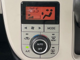 【オートエアコン】一度お好みの温度に設定すれば、車内の温度を検知し風量や温度を自動で調整。暑い&hellip;寒い&hellip;と何度もスイッチ操作をする必要はありません。快適な車内空間には必須の機能ですね♪
