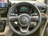 握りやすいステアリングは、運転の楽しさを高めます。操作性にも優れ、快適なドライビングをサポートします。