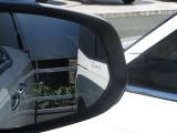 隣車線を走る車両をレーダーで検知し、ドアミラーでは確認しにくい後側方エリアに存在する車両に加え、急接近してくる車両も検知します。車両を検知するとドアミラーに搭載されたLEDインジケーターが点灯します。