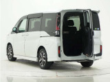 お子様わくわく♪わくわくゲート。後ろが狭くても荷物をサッと積込みできます!。タテにもヨコにも開くドアはサードシートへのアクセスもスムーズ!