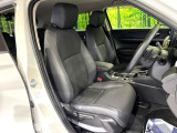 運転席まわりには十分なスペースがあり、大柄な方でもゆったり運転していただける環境です。