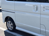 後席側にはスライドドアを採用し、開閉時にドアが外へ大きく張り出しにくい設計です。隣の車との間隔が気になる駐車場でも、後席への乗り降りに便利です。