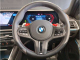 【ハンドル】ドライバーとBMW車の一体感がダイレクトに伝わるステアリングホイール。形状・太さへの拘りに加えて、操作性を高める為にスイッチ類も配置。クイックかつ安定のドライビングを体感下さい!