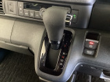 CVT車のセレクトレバーです。低速から高速まで、変速ショックのないスムーズな走りと、エンジン効率のよい領域を維持して燃費にも貢献します。サイドブレーキはスイッチ操作の電子制御パーキングブレーキです。