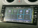 画面にはナビやオーディオ、電話などのメニューが並び、目的に合わせて選びやすい構成です。タッチ操作と周辺ボタンを使い分けられ、日常の移動をサポートします。