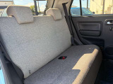 軽自動車の後部座席も足元スペース広々としていてシートの座り心地も良く快適にくつろげます♪