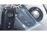 スマートキーを携帯していればキーを取り出さずにドアを施錠&解錠。クルマの始動も可能です。