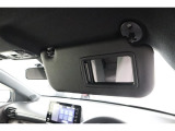 サンバイザー裏にバニティミラー付きです。降車前の身だしなみチェックにご活用ください。