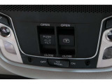 頭上のスイッチで開閉可能なのです。車内の空気を入れ替える事が出来、快適な環境を保てます。