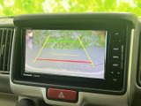 後方の映像を画面に映し、駐車時に車両後方の状況を確認できます。画面上のガイドラインも目安になり、駐車スペースへ車を入れる際の確認をサポートしてくれます。