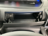 【インパネアッパーボックス】サッと取り出せてサッとしまえる、運転席の目の前にはボックスが装備されております!薄型のボックスティッシュなど収納可能☆