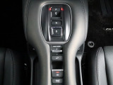 上級車の証、エレクトリックギアセレクターを採用し、スマートな操作が楽しめます。電子制御パーキングブレーキやオートブレーキホールド機能も装備されています 。