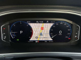 【Digital Cockpit Pro】基本の速度計とタコメーターの表示に加え、中央にドライビングデータやマップなどを少ない視線移動で視認できます。