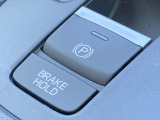 電動パーキングブレーキ・オートブレーキホールドです。ボタンを引っ張るだけでサイドブレーキがかかります。オートブレーキホールドは信号待ちや渋滞でもブレーキを踏み続ける必要なし!楽に運転できます!