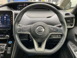 ハンドルには、ステアリングスイッチ付き。プロパイロット機能も付いて長距離ドライブも快適!車両の設定も手元で楽に変更できます。