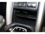 Type-Cのデータ通信/給電用USBポートが装備されています。車内にあると便利なアイテムのひとつですね!充電中のスマホなどの置き場に便利なトレイも備えています。