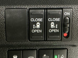 【両側パワースライドドア】両側がパワースライドドアになっており、運転席のスイッチやスマートキーでも開閉が可能です!開口部も広いので乗り降りも楽々♪
