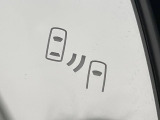 【ブラインドスポットモニター】走行中、ドアミラーの死角になりやすい箇所に後続車が接近するとサイドミラーのレンズに警告を表示!ドライバーに注意喚起をしてくれます。
