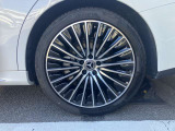 左後タイヤ。タイヤサイズは前245/40R20、後275/35R20。