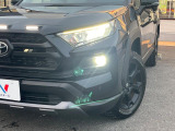 【LEDヘッドライト】悪天候や夜間走行時も良好な視界を確保し安心して運転できる高輝度LEDヘッドライトを装備!点灯速度が早く、消費電力も抑えられています。