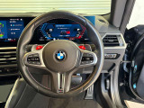BMWエンブレムが際立つマルチファンクション・スポーツ・レザー・ステアリングホイール。触り心地が滑らかで運転も楽々♪
