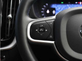 前方車を自動追従するアダプティブクルーズコントロールに加え、ステアリング操舵も行う進化型クルーズ『パイロットアシスト』を搭載。車体を車線内へと適正に維持しつつ先行車を忠実に追従します。