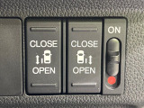 【両側パワースライドドア】スマートキーや運転席のスイッチで後席両側スライドドアの開閉が可能♪電動だから力を入れてドアを開ける必要が無く、小さなお子様でも簡単に開け閉めでき快適です♪