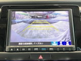 【バックカメラ】運転が苦手な方も車庫入れラクラクです!ギアをリバースに入れれば自動的に切り換わりますので、面倒な操作は不要です♪狭い駐車場もお車を傷つけず安心ですね!