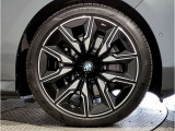 【BMWアロイホイル】軽量かつ強度に拘ったアロイホイル。走行性能ポテンシャルを引き出す設計。車の足元を引き締めてくれる大きなポイントはアロイホイルです。