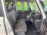 運転席まわりには十分なスペースがあり、大柄な方でもゆったり運転していただける環境です。