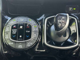 シフトレバーやエアコンの操作パネルは、運転席中央に集約されております!!