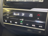 【オートエアコン】一度お好みの温度に設定すれば、車内の温度を検知し風量や温度を自動で調整。暑い&hellip;寒い&hellip;と何度もスイッチ操作をする必要はありません。快適な車内空間には必須の機能ですね♪