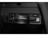 ETC2.0搭載。全国高速道路の約1,800ヵ所に設置された通信アンテナとカーナビが、高速大容量のDSRC通信方式によって双方向通信することで、多彩なサービスを実現しています。