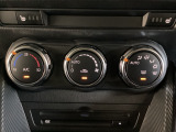 空調スイッチ類は最近流行のタッチパネル式ではなく、運転中でも直感的に操作できるダイヤル式を採用しております。