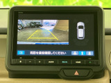 後方の映像に加えて車両周辺の表示も確認でき、駐車時の周囲確認をサポートします。ガイド線も表示されるため、車庫入れや切り返しの際に目安として活用できます。