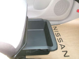助手席シートアンダーボックス(スライド式)!運転用の替え靴や、車内に常備したい用品、などを収納できます。