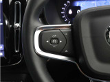 前方車を自動追従するアダプティブクルーズコントロールに加え、ステアリング操舵も行う進化型クルーズ『パイロットアシスト』を搭載。車体を車線内へと適正に維持しつつ先行車を忠実に追従します。