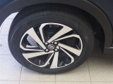 純正アルミホイール装備! サイズは195/60R17です。