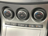 【オートエアコン】一度お好みの温度に設定すれば、車内の温度を検知し風量や温度を自動で調整。暑い&hellip;寒い&hellip;と何度もスイッチ操作をする必要はありません。快適な車内空間には必須の機能ですね♪