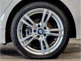 【BMWアロイホイル】軽量かつ強度に拘ったアロイホイル。走行性能ポテンシャルを引き出す設計。車の足元を引き締めてくれる大きなポイントはアロイホイルです。