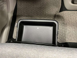 助手席下にはシートアンダートレイ付!