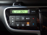 運転席からも手が届きやすく、操作しやすい空調コントロールパネル。オートエアコンなので操作の煩わしさが無くオールシーズン快適にドライブできます。快適空間で運転に集中できますね。