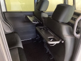 運転席・助手席の背もたれには、2列目シート用にカップホルダー付きの「格納式のシートバックテーブル」を装備しています。休憩時のちょっとした時間などカップを置いたり、小物置きに使えて便利です。