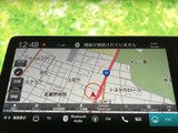 地図上に現在地や道路、周辺施設が表示され、行き先やルートを確認する際に役立ちます。画面下部には各種メニューも並び、ナビ案内やオーディオなどの機能へ切り替えやすい構成です。