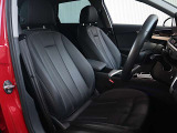 高級家具のような質の高いレザーを採用するのはAudiのクルマづくりの哲学のひとつです。体の大きなドイツ人が座っても頑丈な耐久性があります。シートヒーター付きですので冬でも大変心地良く運転をして頂けます